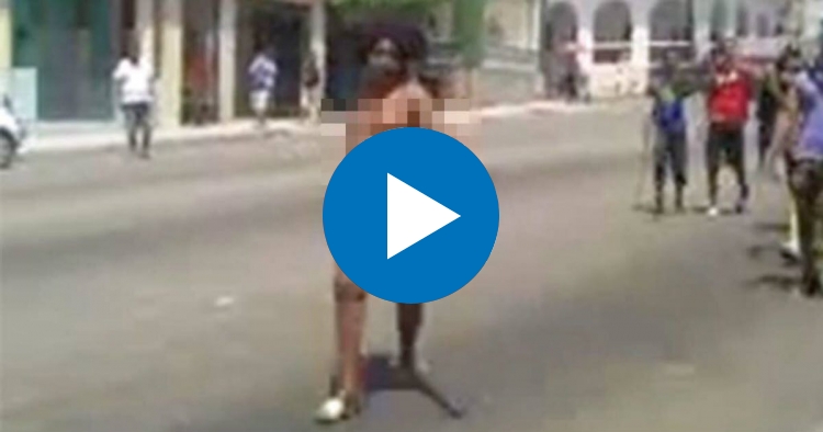 Una Cubana Se Pasea Desnuda Por Las Calles De Guanabo