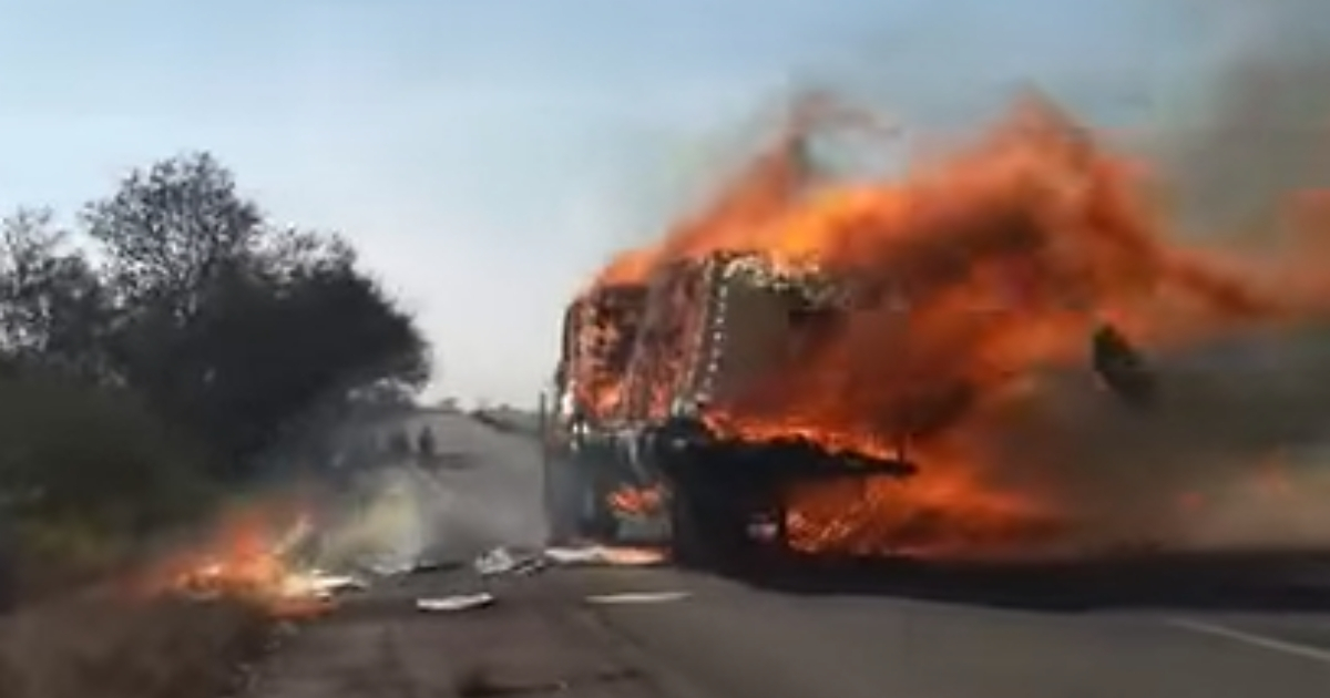 Cuba Camión de carga se incendia en Autopista Nacional