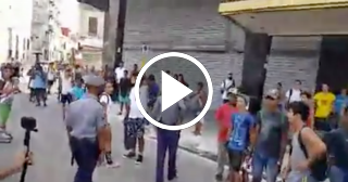 Policía cubana intenta reprimir a un grupo de patinadores en La Habana pero no lo logra