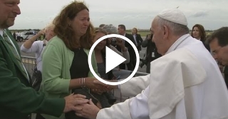 El Papa vuelve a romper el protocolo para saludar y bendecir a un niño con esclerosis múltiple