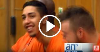 Con esta sonrisa compareció en la Corte "Peter la Anguila"