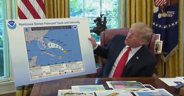 Trump muestra un mapa aparentemente manipulado de la trayectoria del huracán Dorian