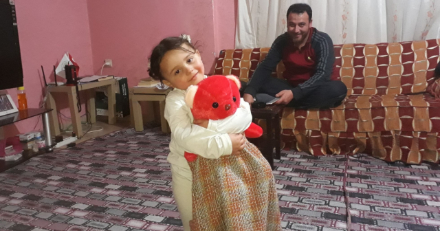 El padre que hizo creer a su hija que las bombas eran divertidas logra llevársela de Siria