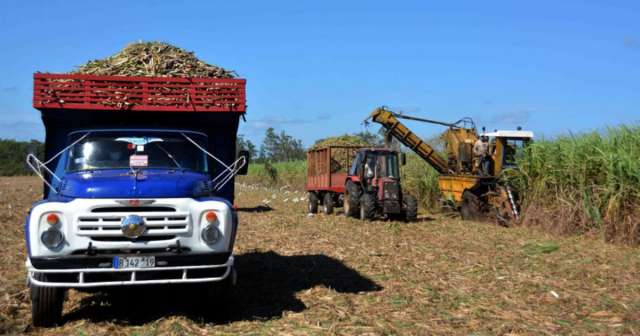Reportan atrasos y bajos rendimientos de zafra azucarera en Matanzas y Sancti Spíritus