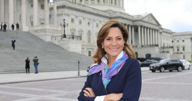Congresista María Elvira Salazar presenta proyecto de Ley Dignidad para reforma migratoria en EE.UU.
