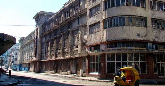 Cierran la calle P por construcción de hotel en antiguo restaurante Moscú del Vedado