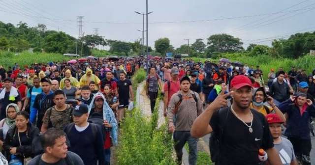 Caravana de migrantes cubanos llega a Puerto Obald a