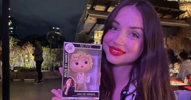 Obsequian muñeca cabezona de "Blonde" a Ana de Armas durante visita a Cuba