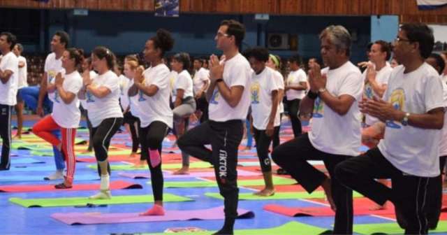 Más de 200 cubanos participaron en sesión de yoga colectiva en la Habana