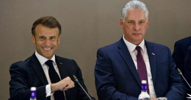 Macron sonriente junto a Díaz-Canel en cumbre de París 