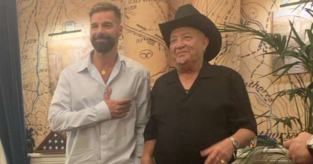 Eliades Ochoa comparte con Ricky Martin en Tirana, Albania