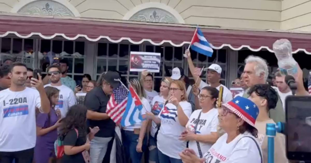 Cubanos con I220A protestan en el Versailles de Miami 