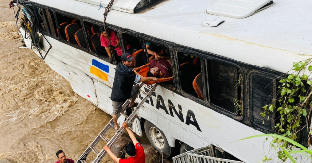 Tragedia: Cuatro muertos al caer ómnibus a río en Honduras; viajaban migrantes cubanos