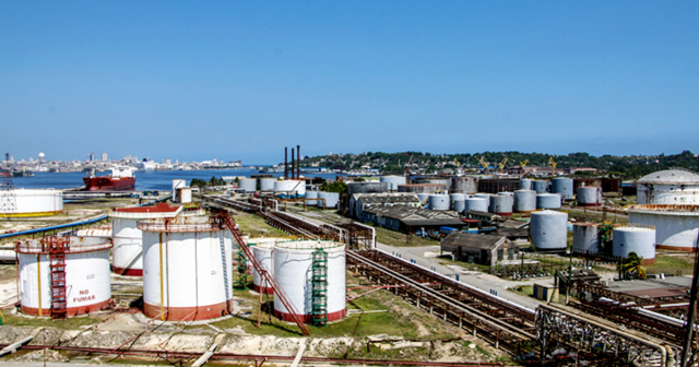 Salidero en “línea de descarga” de refinería Ñico López provoca fuerte olor a nafta en La Habana