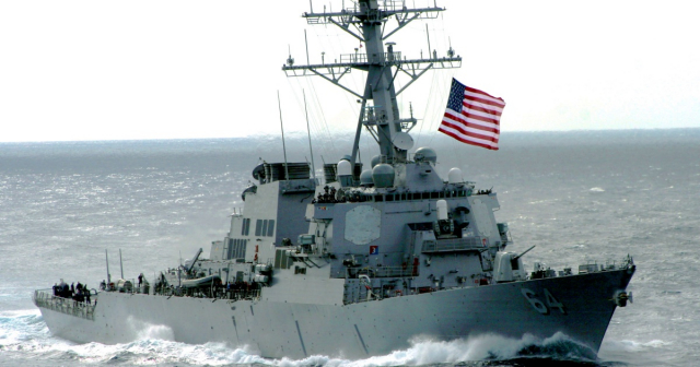 Atacados en el Mar Rojo un buque de guerra de EE.UU. y varios barcos comerciales