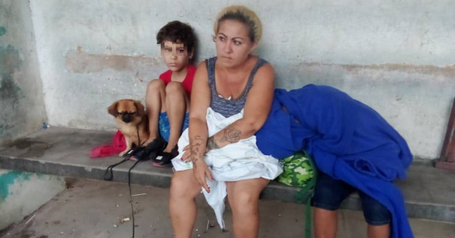Dos niños y su madre llevan meses durmiendo a la intemperie en Holguín 