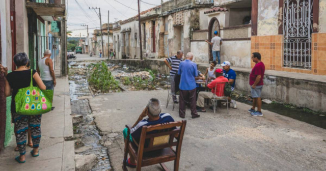 Insólito caso en Matanzas: Gobierno arregla calle donde cubanos sembraron maíz y calabazas