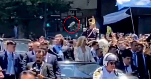 Lanzan botellazo a Javier Milei el día de su asunción como presidente de Argentina