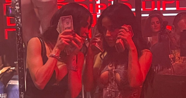 Lanzando billetes y con looks de infarto: Natti Natasha celebró el estreno de su álbum con Becky G de fiesta en Miami