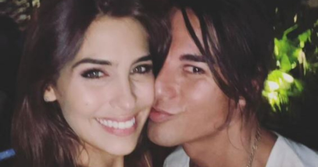 ¡Puro fuego! Julio Iglesias Jr. y novia cubana Ariadna Romero se lucen con seductor posado en la playa
