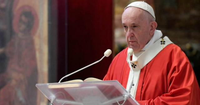 Papa Francisco aprueba que la iglesia Católica bendiga parejas del mismo sexo 
