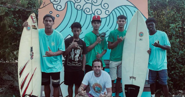Surfistas cubanos reciben donación hecha por buenos amigos