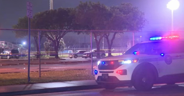 Adolescente de 15 años herido de bala por un compañero en estacionamiento de escuela de Miami