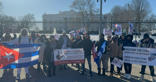 Cubanos con I-220A se manifiestan frente a la Casa Blanca