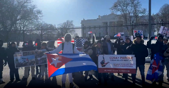 Congresistas instan a Gobierno de EE.UU. a otorgar protección migratoria a cubanos con I-220A