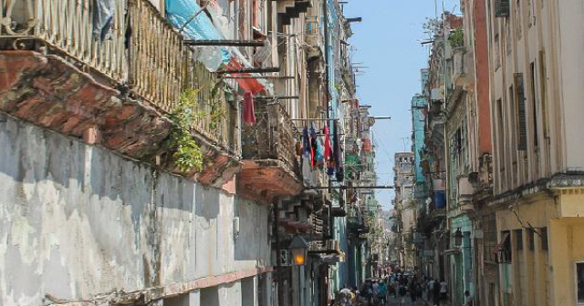 Desalojan a más de 100 ocupantes de edificio en peligro de derrumbe en La Habana