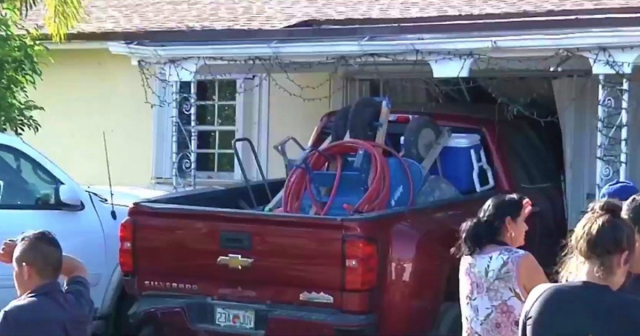 Camioneta se estrella contra una casa en el sur de Florida