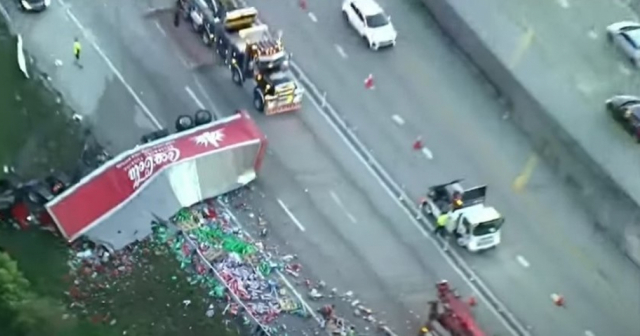 Un herido después de que un camión de Coca-Cola se volcara en la I-95