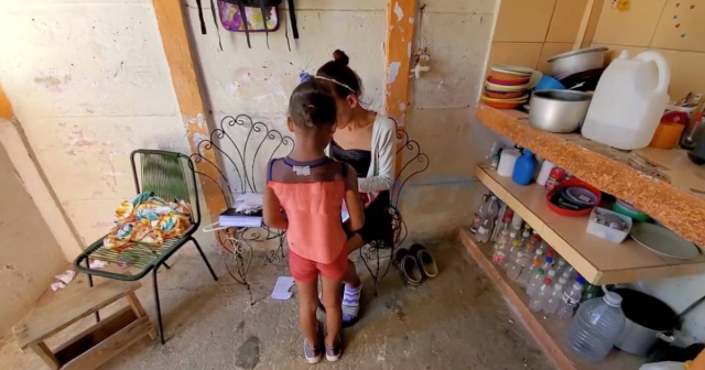Madre cubana y sus cuatro hijos sobreviven sin servicios básicos: "No es justo"
