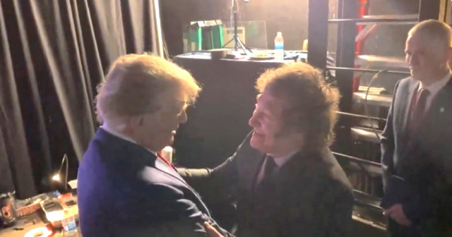 Efusivo abrazo entre Donald Trump y Javier Milei en Estados Unidos