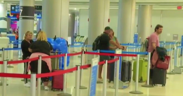Familia cubana residente en EE.UU. recibe advertencia de Inmigración tras regresar de la isla