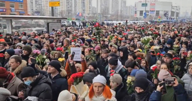 Rusos desafían a Putin y acuden en masa al funeral de Alexei Navalny en Moscú