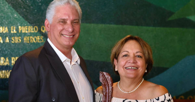 Díaz-Canel festeja con su amiga Rodríguez Derivet el premio de Periodismo que le dieron en Cuba