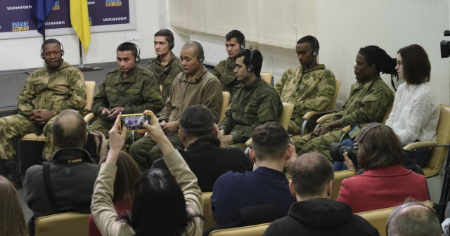 Ucrania expone en conferencia de prensa a prisionero de guerra cubano
