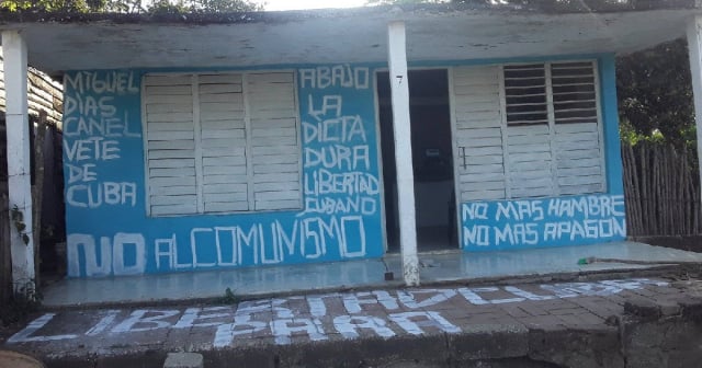 Cubana pinta su casa con consignas antigubernamentales en Sancti Spíritus