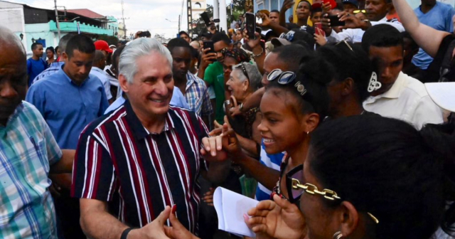 Rodeado de guardaespaldas, Díaz-Canel alardea de ser querido en Santiago de Cuba