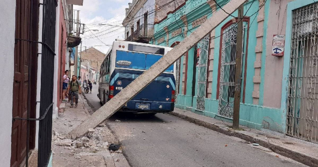 Conductor ebrio impacta ómnibus contra poste eléctrico en Camagüey