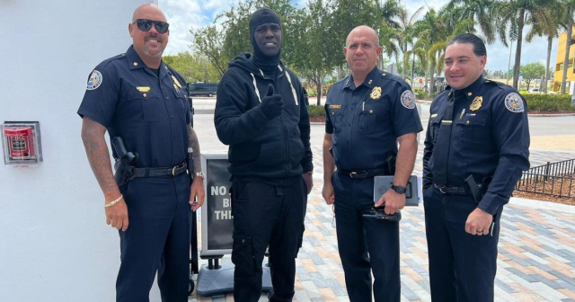 Tras salir de la cárcel, Chocolate publica foto en redes junto a policías de Miami 