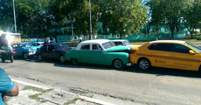 Insólito: Cuatro carros colisionaron en cadena en la Vía Blanca de La Habana