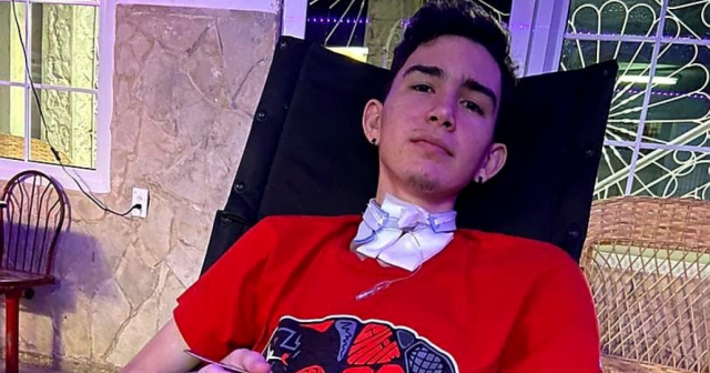 Consiguen andador a joven cubano asaltado en Holguín para que pueda volver a caminar
