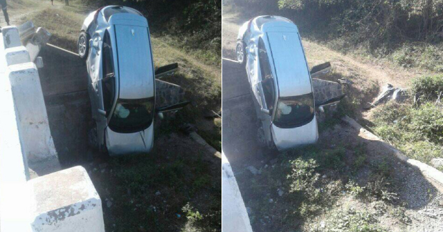 Auto queda colgado de un puente en Holguín
