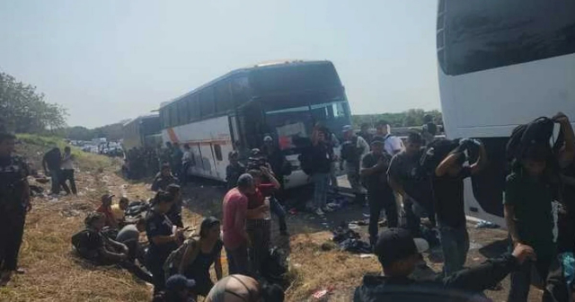 Detienen a migrantes cubanos abandonados en autobuses en carretera de México