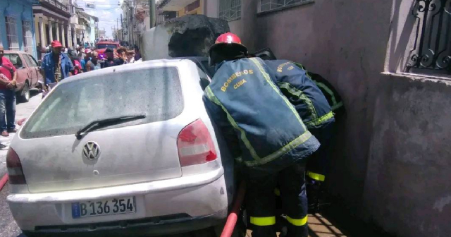 Se incendia vehículo de ETECSA tras impactar contra una acera en Villa Clara