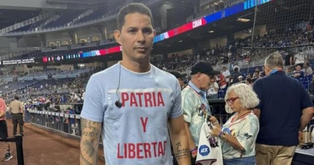 Leoni Torres con camiseta de Patria y Libertad tras cantar el himno en el Día de la Herencia Cubana