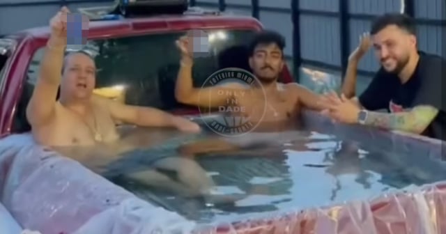 Cubanos convierten camioneta en una piscina en Miami para refrescarse del intenso calor