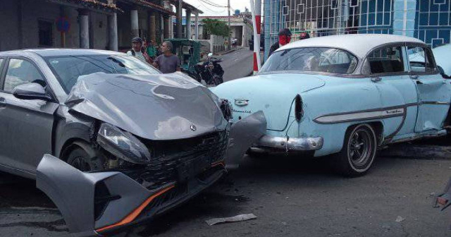 Fuerte accidente entre un almendrón y un vehículo de turismo en Pinar del Río